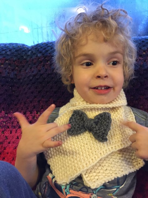 Little lady (or gent) scarf | an easy, free pattern from Alaskaknitnat.com. I can't get enough of that little bow!