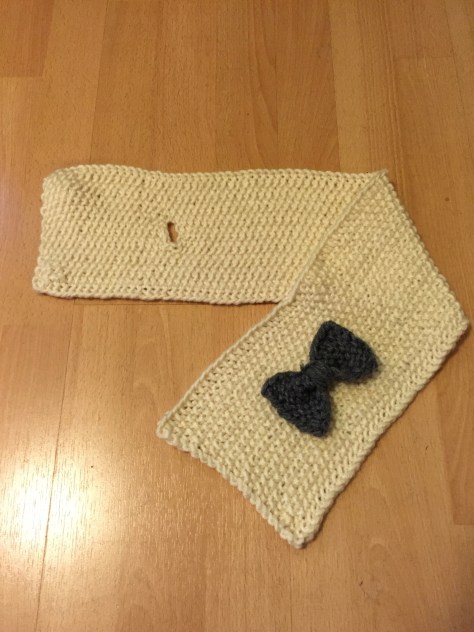 Little lady (or gent) scarf | an easy, free pattern from Alaskaknitnat.com. I can't get enough of that little bow!