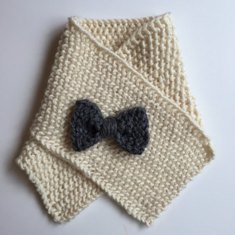 Little lady (or gent) scarf | an easy, free pattern from Alaskaknitnat.com. I can't get enough of that little bow!