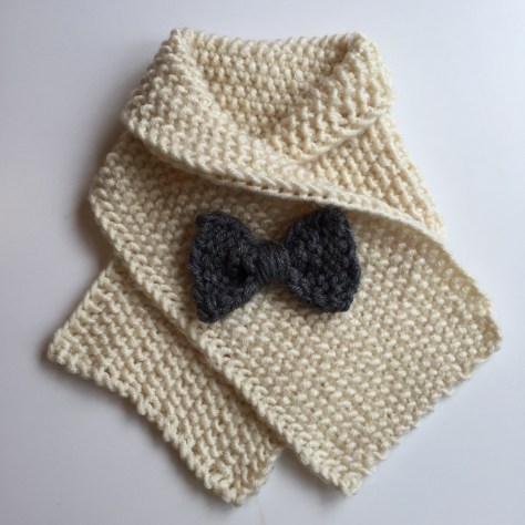Little lady (or gent) scarf | an easy, free pattern from Alaskaknitnat.com. I can't get enough of that little bow!