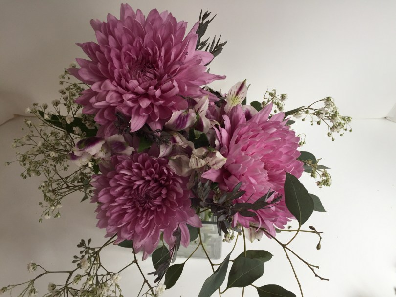 DIY Mother's Day arrangement | Make a beautiful floral centerpiece in just a few simple steps using eucalyptus, baby's breath, alstroemeria and football mums. Tutorial by alaskaknitnat.com