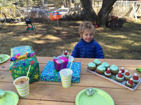 A Grinch-themed birthday party | Minimal organization and lots of running around is all you need for a fun kids birthday party. A photo gallery from alaskaknitnat.com