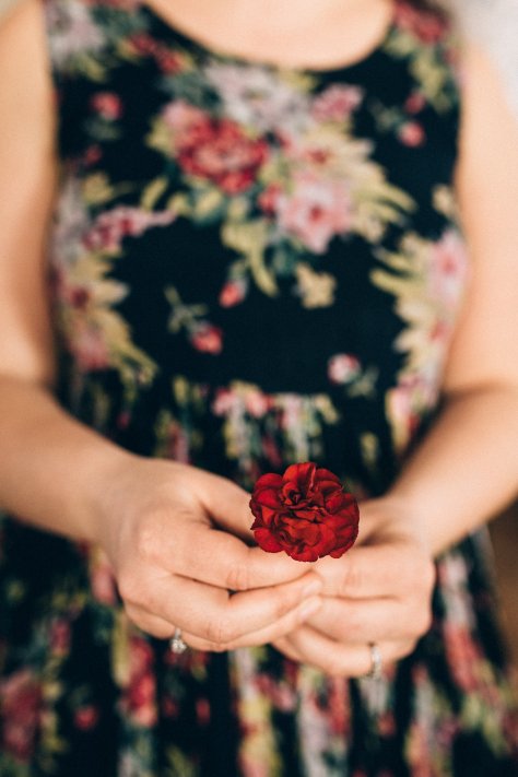 Make your own asymmetrical wreath with this simple tutorial by Blomma Designs and Natasha Price of Alaskaknitnat.com | Photos by Anne Marie Moran Photography