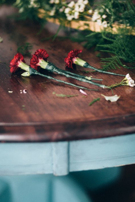 Make your own asymmetrical wreath with this simple tutorial by Blomma Designs and Natasha Price of Alaskaknitnat.com | Photos by Anne Marie Moran Photography