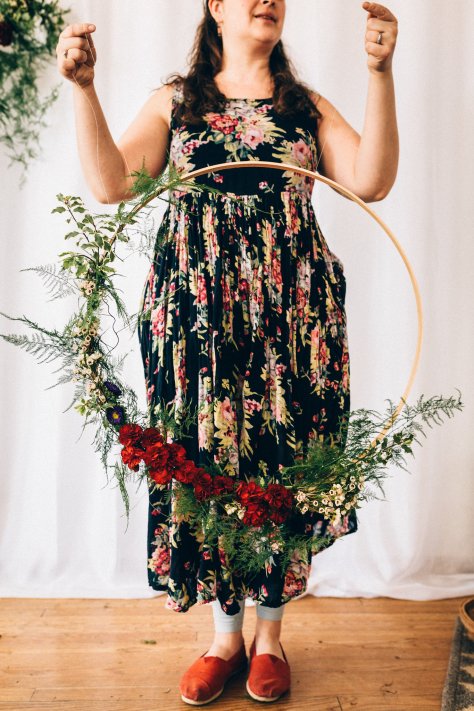 Make your own asymmetrical wreath with this simple tutorial by Blomma Designs and Natasha Price of Alaskaknitnat.com | Photos by Anne Marie Moran Photography