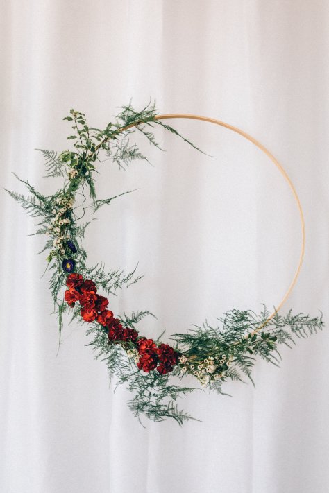 Make your own asymmetrical wreath with this simple tutorial by Blomma Designs and Natasha Price of Alaskaknitnat.com | Photos by Anne Marie Moran Photography